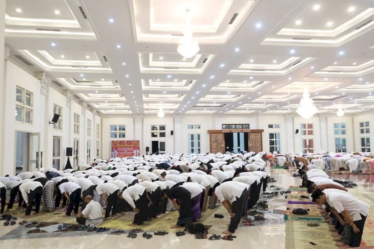 Sholat Tarawih Bersama