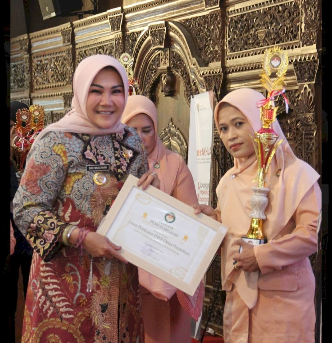 Dharma Wanita Persatuan Dinas Pendidikan Kabupaten Klaten meraih predikat Juara 1 Lomba E-Reporting