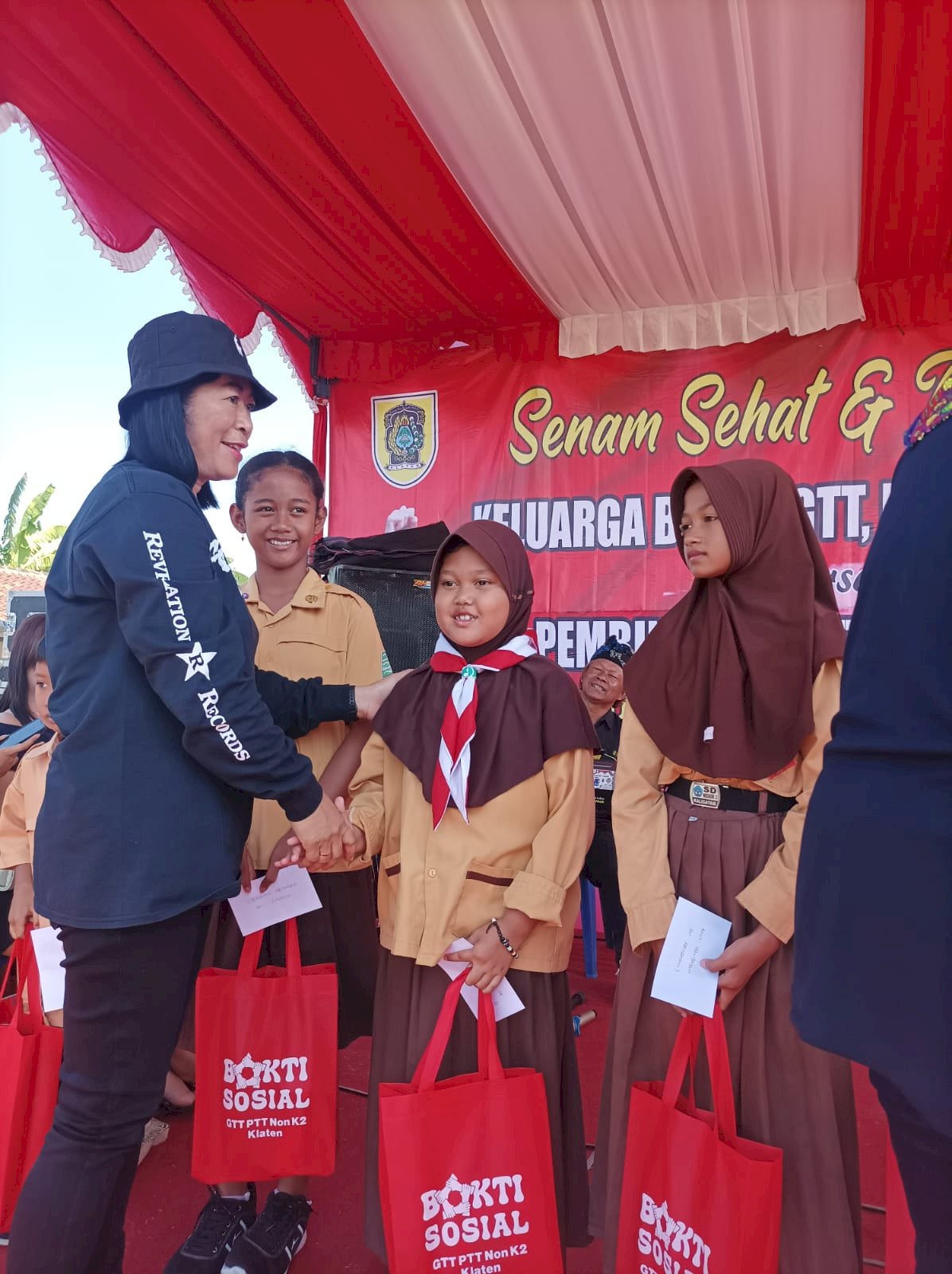 Senam Sehat dan Bakti Sosial Keluarga Besar GTT, PTT, Non-K2 Kabupaten Klaten